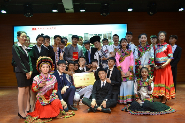 合影_副本.jpg 合影_副本.jpg